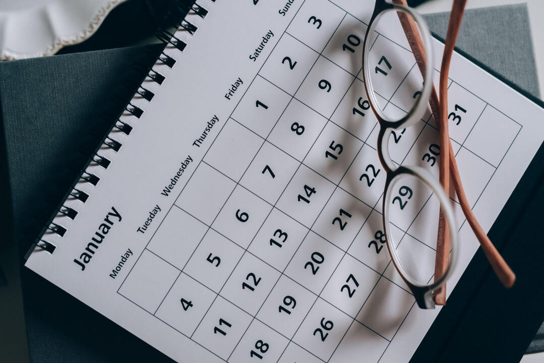 Schedule Your Sydney Renovation Start Date – Kitchen and Bathroom Projects Calendar and glasses symbolising scheduling the start date and payment plan for a Sydney kitchen or bathroom renovation project